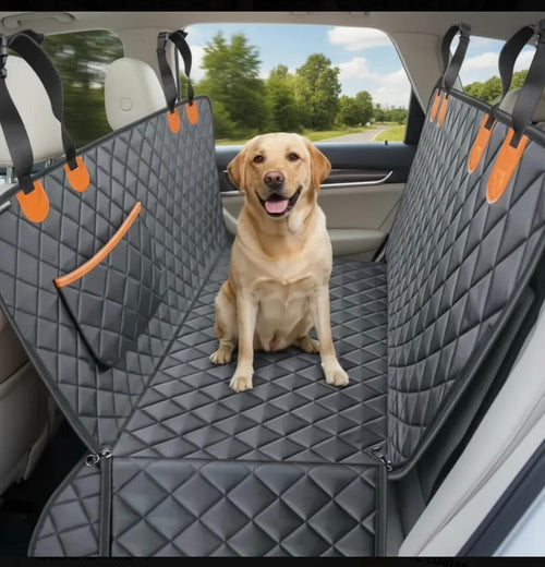 Perro sentado sobre el forro protector VitalPlen en la silla trasera del carro